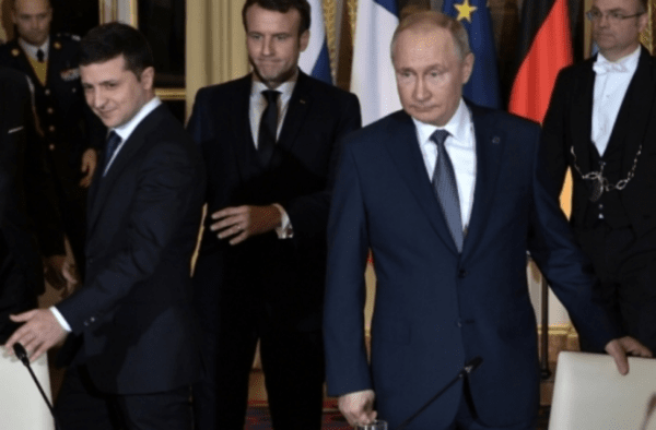 2019년 12월 파리 노르망디 4자회담에서 마크롱 대통령의 안내로 자리에 앉는 푸틴, 젤렌스키 대통령/사진출처:크렘린.ru