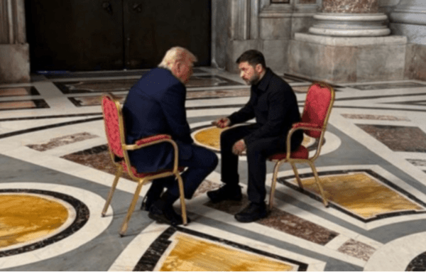 트럼프-젤렌스키 대통령이 지난 4월 바티칸에서 단독 회동을 갖는 장면. 회담 배석자도 보이지 않는다/사진출처:우크라 대통령실