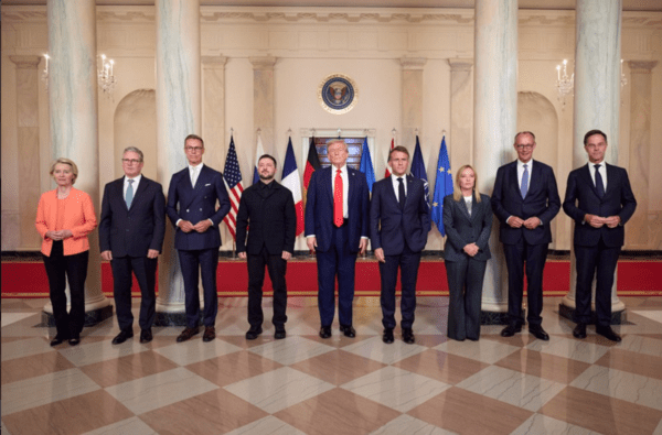 18일 백악관 다자 정상회담에 참석한 미-우크라-유럽 정상들이 기념사진을 찍고 있다/사진출처:우크라 대통령실