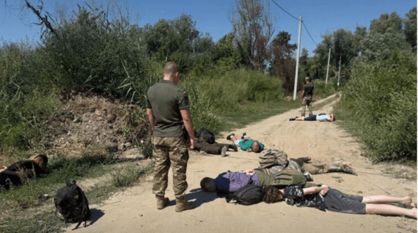 해외탈출을 시도하다 국경수비대에 체포된 우크라이나 남성들/사진출처:우크라 국경수비대