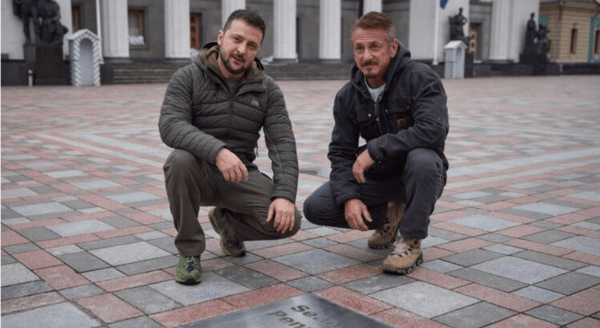 젤렌스키 대통령과 2022년 11월 키예프 용기의 거리를 찾은 할리우드 스타 숀 펜/사진출처:젤렌스키 대통령 페이스북