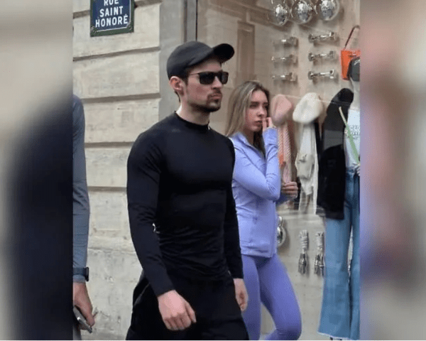 보석으로 석방된 두로프 CEO가 함께 구속됐던 여자친구와 함께 파리 시내를 둘러보는 모습/영상 캡처