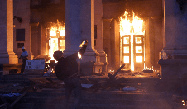 파루비 의원이 연루된 것으로 알려진 2014년 5월 2일 오데사 폭동 현장. 건물 안으로 대피했던 수십명이 의도적인 방화로 사망했다/사진출처:sputnikipogrom