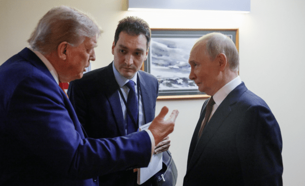 미 백악관에서 젤렌스키 대통령에게, 알래스카에서 푸틴 대통령에게 뭔가를 열심히 설득하는 듯한 트럼프 대통령/미 백악관 페북, 크렘린.ru&nbsp;