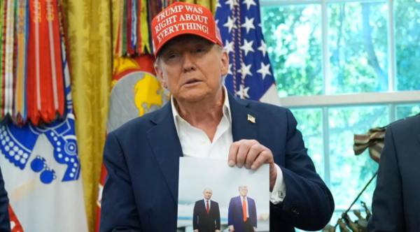 알래스카 미-러 정상회담 사진을 보여주는 트럼프 대통령/미 백악관 페북