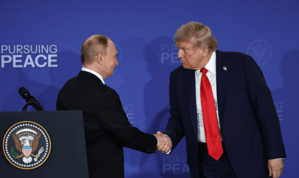 알래스카 정상회담후 가진 공동 기자회견을 끝내면서 작별의 악수를 나누는 푸틴-트럼프 대통령/사진출처:크렘린.ru&nbsp;