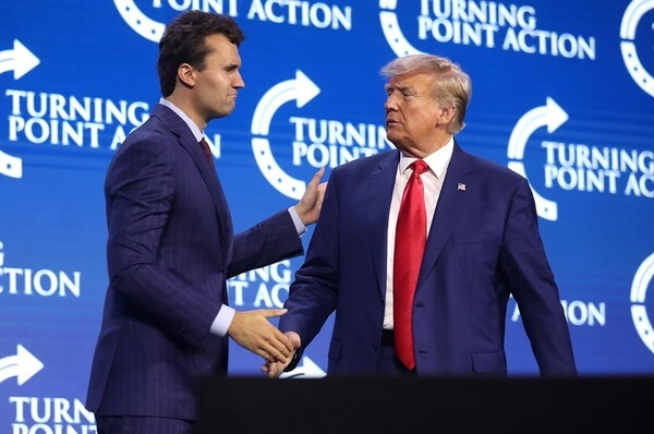 대통령 당선전 트럼프와 만나는 찰리 커크/사진출처:위키피디아