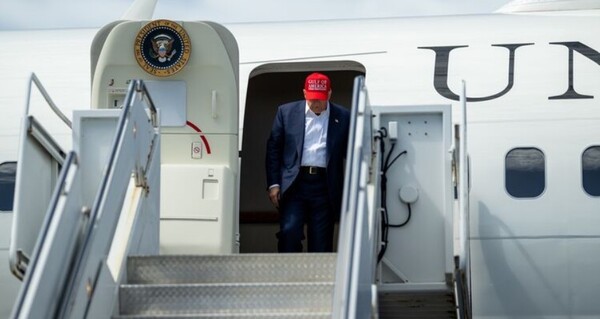 에어포스 원에서 내릴 준비를 하는 트럼프 대통령/백악관 페이스북