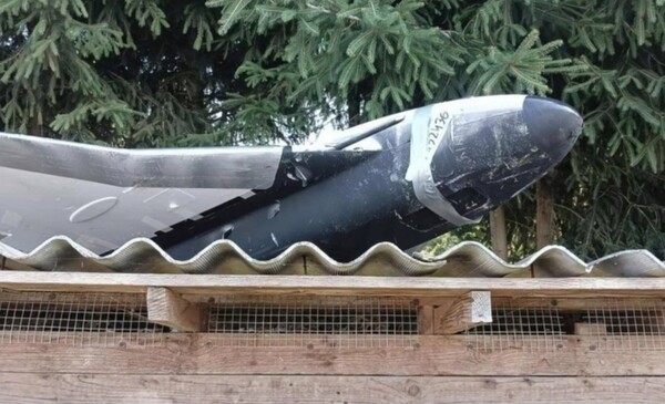 폴란드에 추락한 러시아 드론의 앞 부분이 테이프 같은 것으로 봉합돼 있다/사진출처:SNS