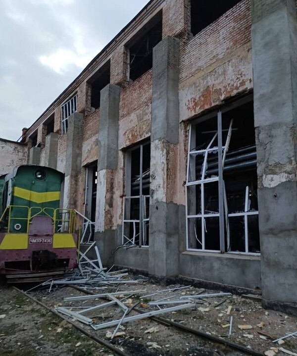 러시아군의 공습으로 우크라이나 전기 기관차가 멈춰섰다/사진출처:텔레그램