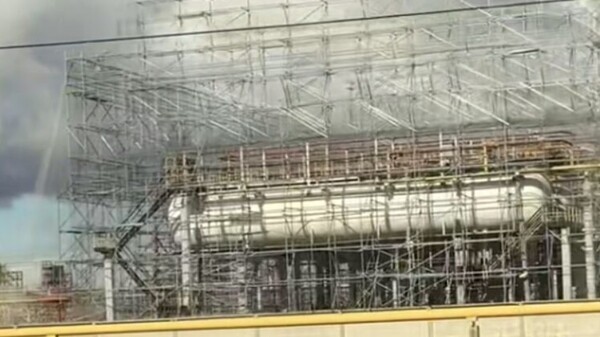 우크라이나 드론 공격을 막기 위해 사마라 정유 시설을 그물망으로 둘러싼 모습/영상 캡처&nbsp;