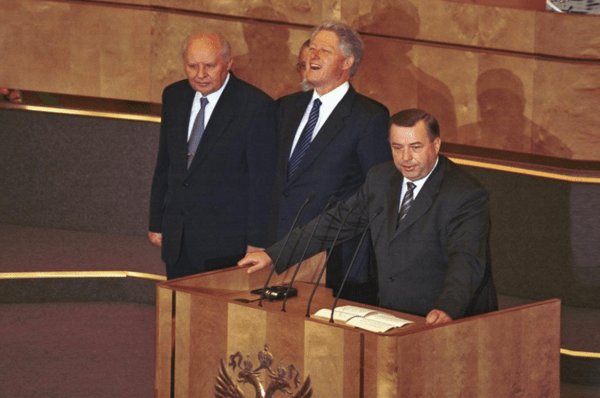 2000년 모스크바를 방문한 클린턴 미 대통령이 러시아 국가두마(하원) 단상에 올라 활짝 웃는 모습/사진출처:위키피디아