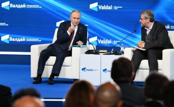 기조연설 뒤 단상에 앉아 참석자들의 질의에 응답하는 푸틴 대통령/사진출처:크렘린.ru