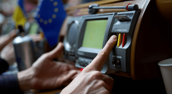 우크라이나 의회(위)와 기표 기기/사진출처:우크라 최고라다(의회)