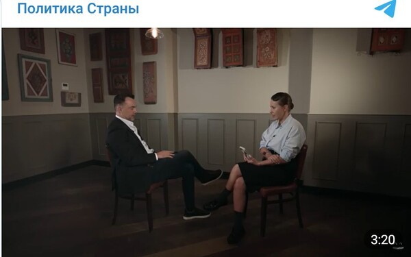 소브차크와 인터뷰하는 아레스토비치 전 우크라이나 대통령실 고문/캡처