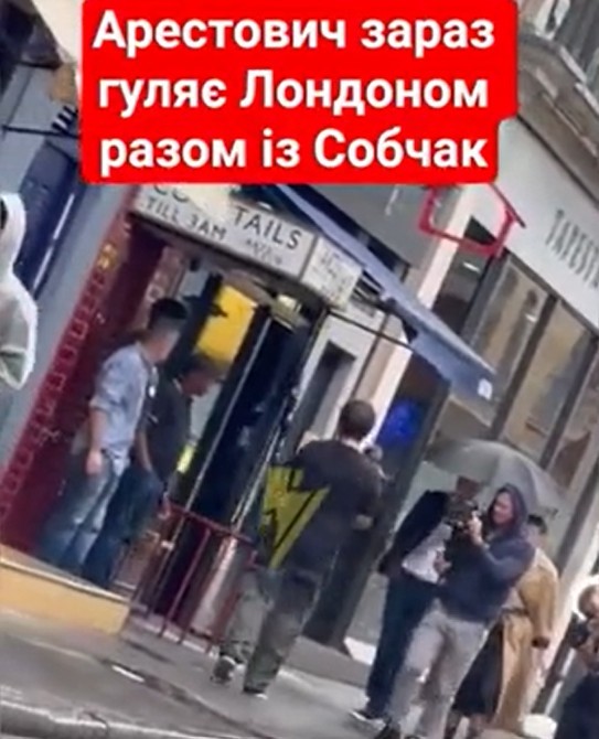 영국 런던에서 우산을 쓰고 나란히 걷은 아레스토비치 전 고문과 소브차크/캡처