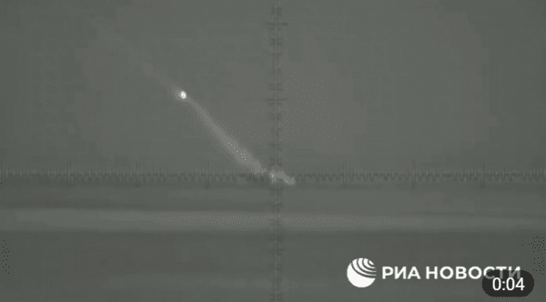 러시아 잠수함에서 발사되는 러시아 순항 미사일/현지 매체 영상 캡처