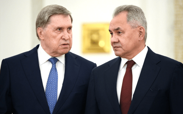 쇼이구 러시아 안보회의 서기와 대화를 나누는 우샤코프 외교담당 보좌관/사진출처:크렘린.ru