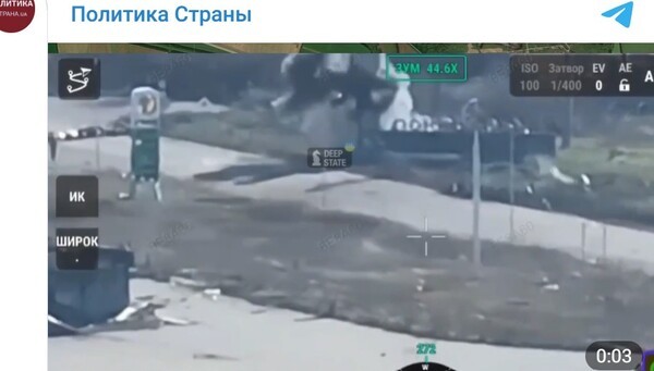 포크로프스크시 경계 표지석에 게양된 러시아 국기(위), 아래는 드론으로 표지석이 파괴되는 모습/텔레그램 영상 캡처