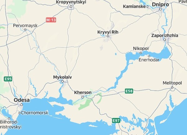 러시아군이 드네프르 강 서안을 장악할 경우, 오른쪽 맨 위의 드네프로, 그 아래의 자포로제, 왼쪽의 크리비리흐, 왼쪽 맨아래의 오데사로 연결되는 흑해-드네프르강 물류망이 차단된다. 자칫하면 우크라이나는 사실상 내륙국으로 전락할 수도 있다./얀덱스 사진 캡처