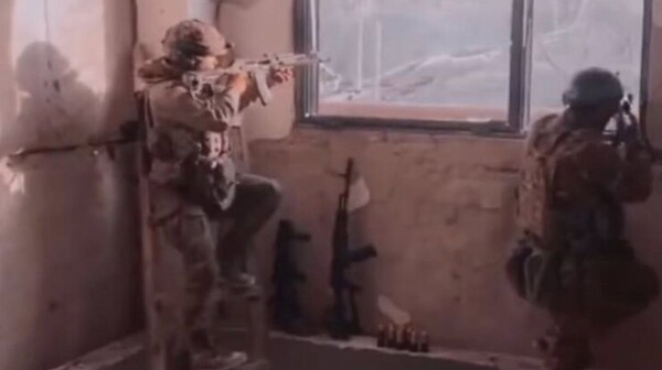 건물 안에서 사격하는 우크라이나군/사진출처:우크라군 합참