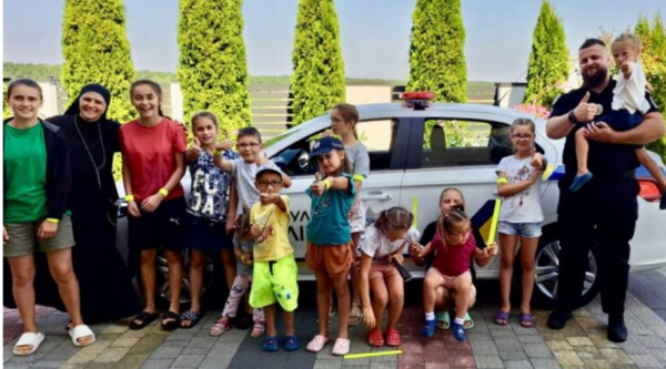 경찰과 자원봉사자들의 도움으로 위험지역을 떠나는 우크라이나 가족/사진출처:우크라 경찰 당국&nbsp;