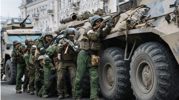 군사반란을 일으킨 '바그너 그룹' 용병들이 2023년 6월 러시아 특수군사작전 사령부가 있는 로스토프나도누에 진입한 뒤 전투 태세를 갖추고 있다/사진출처:텔레그램&nbsp;&nbsp;