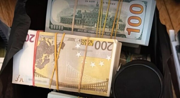 NABU가 공개한 달러, 유로화 다발이 든 가방/사진출처:반부패국