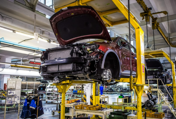 전쟁 전 아프로토르에서 기아차가 조립 생산되던 모습/사진출처:아프토토르