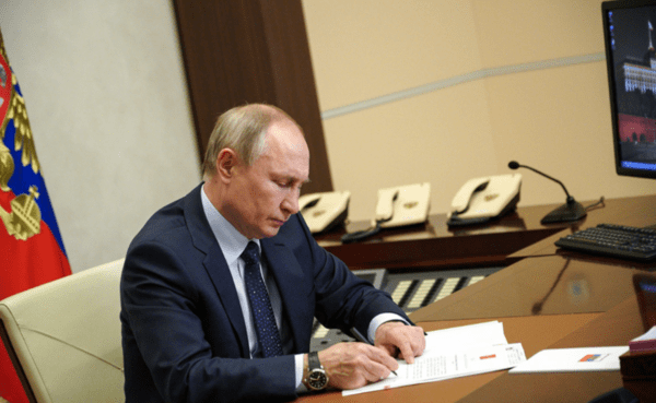 행정 문서에 서명하고 있는 푸틴 대통령/사진출처:크렘린.ru