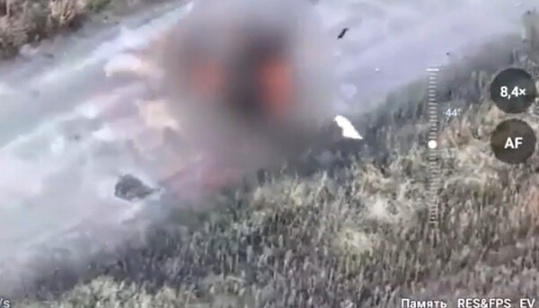 우크라이나 쿠퍈스크로 진격 중인 러시아군 부대쪽으로 흰 갓발을 들고 걸어오던 민간인 두 사람(위) 드론에 맞아 폭사하는 장면. 사진위 민간인 왼쪽의 작은 물체가 드론이다/VK영상 캡처