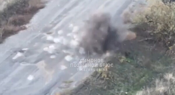 길거리에서 성호를 긋던 여성을 향해 드론이 날아와(사진 위) 여성을 덮쳤다. 사진 위 여성의 앞쪽에 보이는 작은 물체가 드론이다/텔레그램 영상 캡처