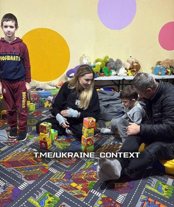 아이들과 함께 노는 졸리/텔레그램