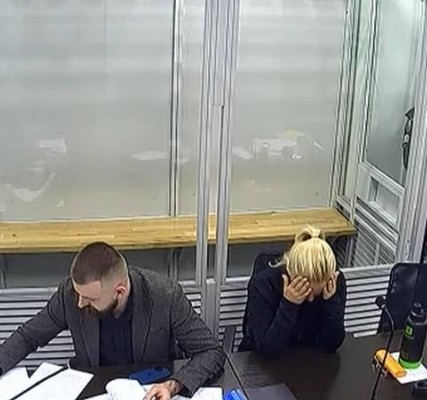 고등반부패법원에서 구속 실질 심사를 받는 여성 용의자/사진출처:스트라나.ua