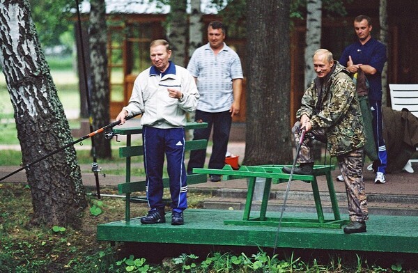 2002년 푸틴 대통령과 낚시를 즐기는 쿠치마 전 우크라 대통령/사진출처:위키피디아