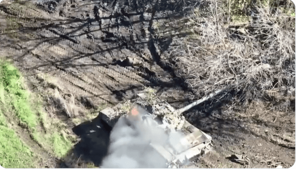 우크라군 드론이 러시아 탱크를 폭파시키는 모습/사진출처:엑스@serhiyprytula