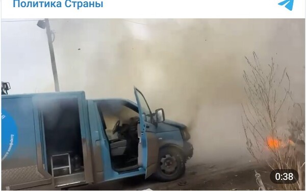 오스트리아 TV 채널 ORF의 취재 차량이 지난 8일 드론 공격으로 불타고 있다/영상 캡처&nbsp;