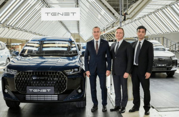 폭스바겐의 옛 칼루가 공장에서 생산되는 '테넷' 브랜드를 소개하는 칼루가주 주지사/사진출처:주지사 텔레그램