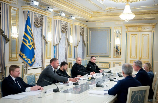 미국의 새 평화안을 들고 키예프(키이우)를 찾은 드리스콜 육군장관 등 미 군사 대표단이 젤렌스키 대통령과 협의하고 있다./사진출처:우크라 대통령실