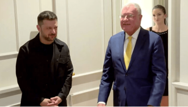 지난 7월 키예프를 방문한 켈로그 미 대통령 우크라 특사. 그는 뻣뻣한 반면, 젤렌스키 대통령은 공손한 태도를 취하는 게 이채롭다./사진출처영상 캡처