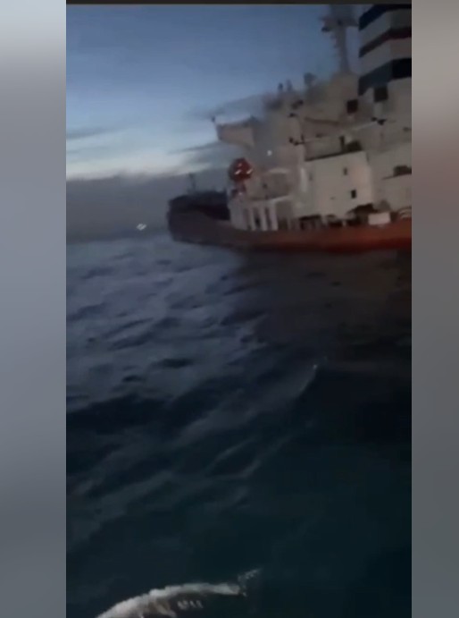 세네갈 해안에서 침몰위기에 몰린 메르신호. 한쪽으로 자꾸 기울고 있다/영상 캡처