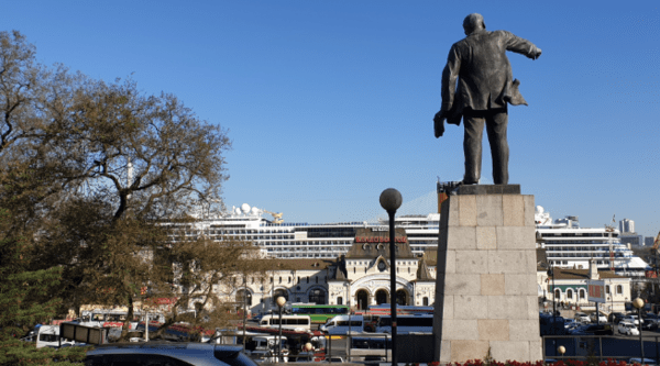 블라디보스토크 국제항 선착장에 정박한 대형 크루즈. 블라디보스토크 앞 레닌상 뒤에서 찍은 사진이다/바이러 자료 사진