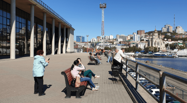블라디보스토크 선착장에 접안한 대형 크루즈(위)와 평소의 선착장/바이러 자료 사진