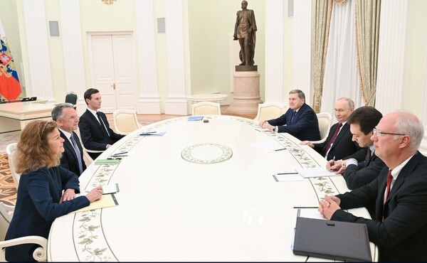 크렘린에서 마주 앉은 미-러 대표들/사진출처:크렘린.ru&nbsp;