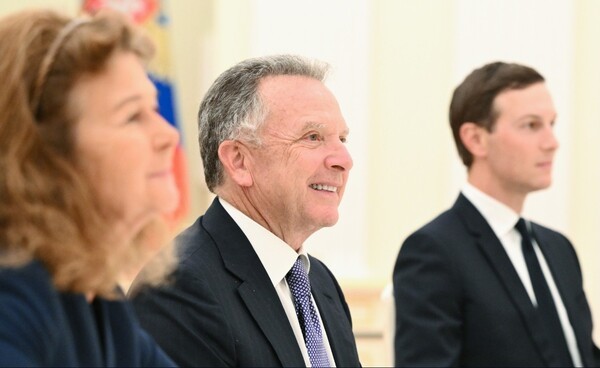 푸틴 대통령과 마주앉은 미국 대표단. 왼쪽부터 미국측 통역, 위트코프 특사, 사위 쿠슈너/사진출처:크렘린.ru