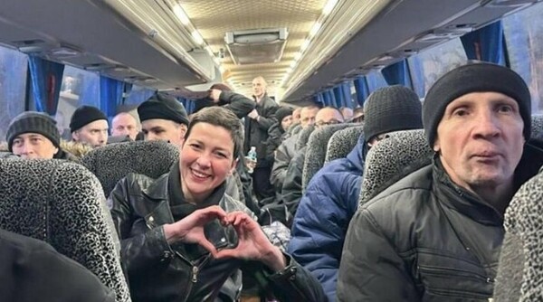 벨라루스 정치범 석방에 관한 텔레그램 채널(위), 아래 손으로 하트 표시를 만들어보이며 활짝 웃는 여성이 콜레스니코바/텔레그램 캡처