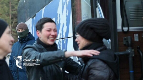 석방된 인사들이 밝게 웃으며 동료들과 포옹하는 장면. 가운데 여성이 콜레스니코바/텔레그램 영상 캡처