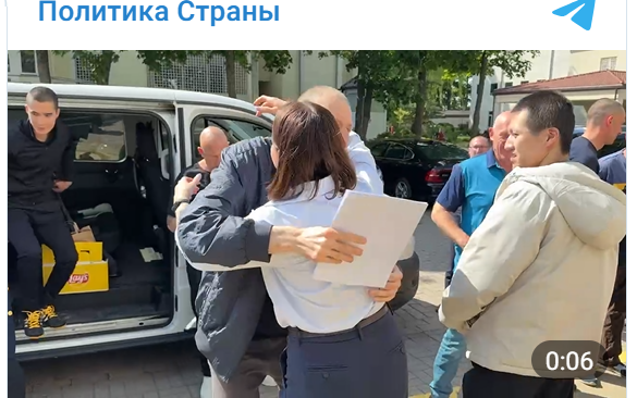 석방된 남편과 포옹하는 티하노프스카야/텔레그램 영상 캡처