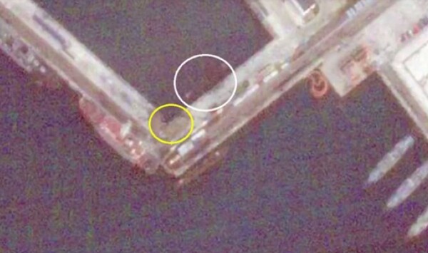 폭발 지점의 영상 확대 사진. 흰색 동그라미는 잠수함, 노란색은 파손된 부두/텔레그램 캡처