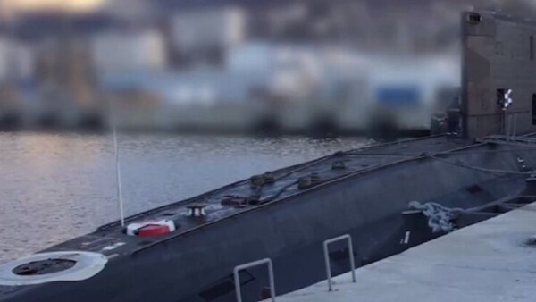 우크라이나군의 수중 드론 공격 이후, 러시아 국방부가 공개한 멀쩡한 잠수함의 모습/영상 캡처